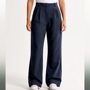 NWT A&F tailored sloane curve pant in navy 33 short